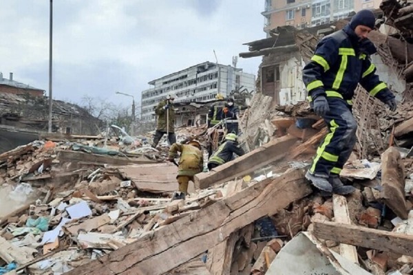 Розбір завалів після ракетного обстрілу