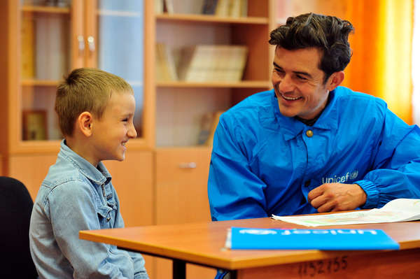 Актор Орландо Блум відвідав школи й дитсадки на Сході України