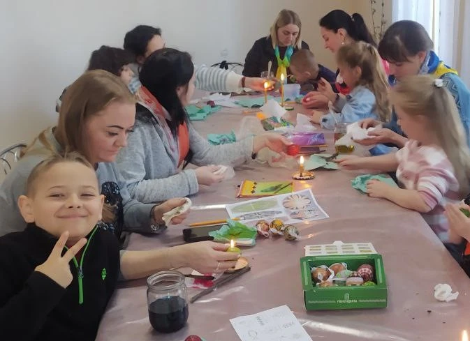 Майстер-клас до Великодня для дітей: розписуємо писанку