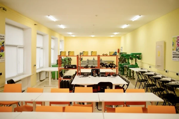 Нові можливості для дітей: у Царичанці запрацювала перша шкільна DIY-лабораторія