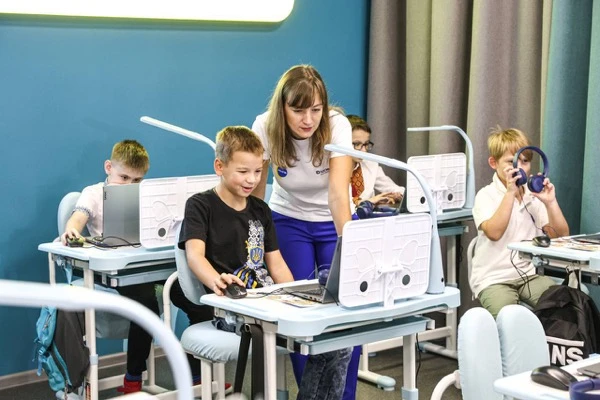 SchoolToGo запрошує підлітків на безкоштовне навчання