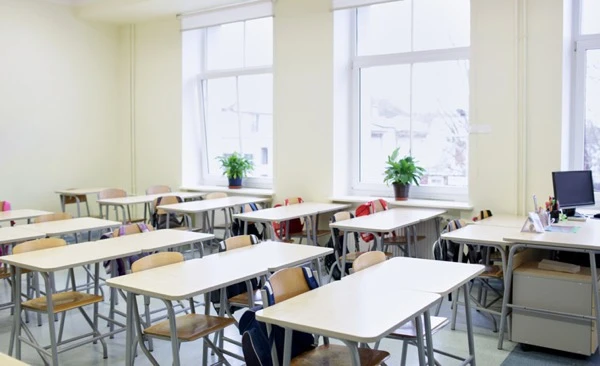 Масові звільнення та закриття шкіл 