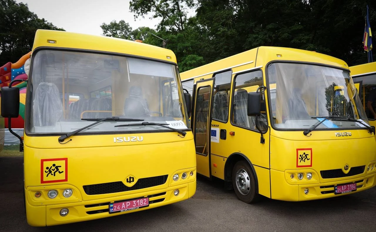 Шкільні автобуси під час війни